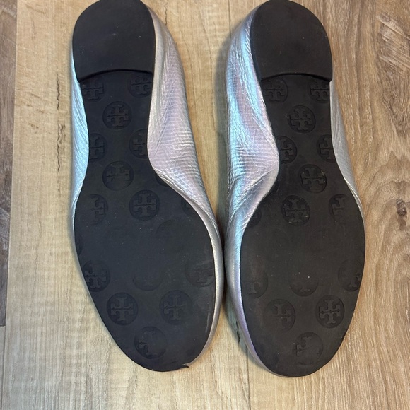 Tory Burch Silver Leather Ballet Flats – Designer Logo Flats – Pre-Owned Size 7 - Picture 4 of 4